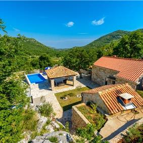 2 bedroom villa with pool and mountain views near Orašac, sleeps 4